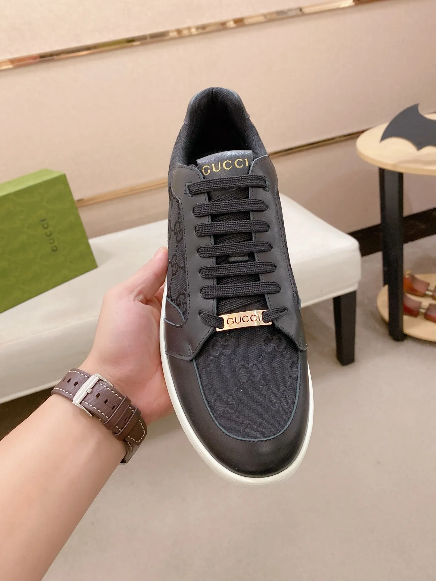 Men's shoes💰 440💰The new GUCCI (Gucci) counters are launched simultaneously. The new men's shoes, 😘fabrics are selected from imported cowhide, and the lining is sheepskin lining. 👍🏿 High-end ☄️ air-cushion molded anti-slip rubber outsole, exquisite lines, simple and elegant, comfortable and high-end for leisure travel. Code number: 38 to 44 (45 can be customized and cannot be returned or exchanged)